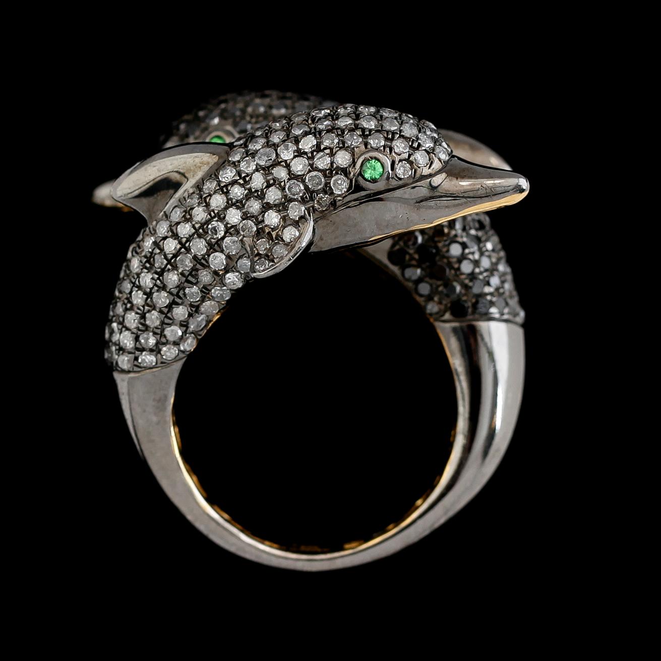 RING, silver, vita och svarta diamanter tot ca 2.61 ct, smaragder tot ca 0.04 ct.