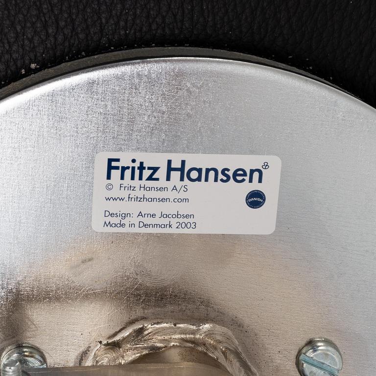 Arne Jacobsen, "Sjuan", karmstol på hjul, Fritz Hansen, daterad 2003.