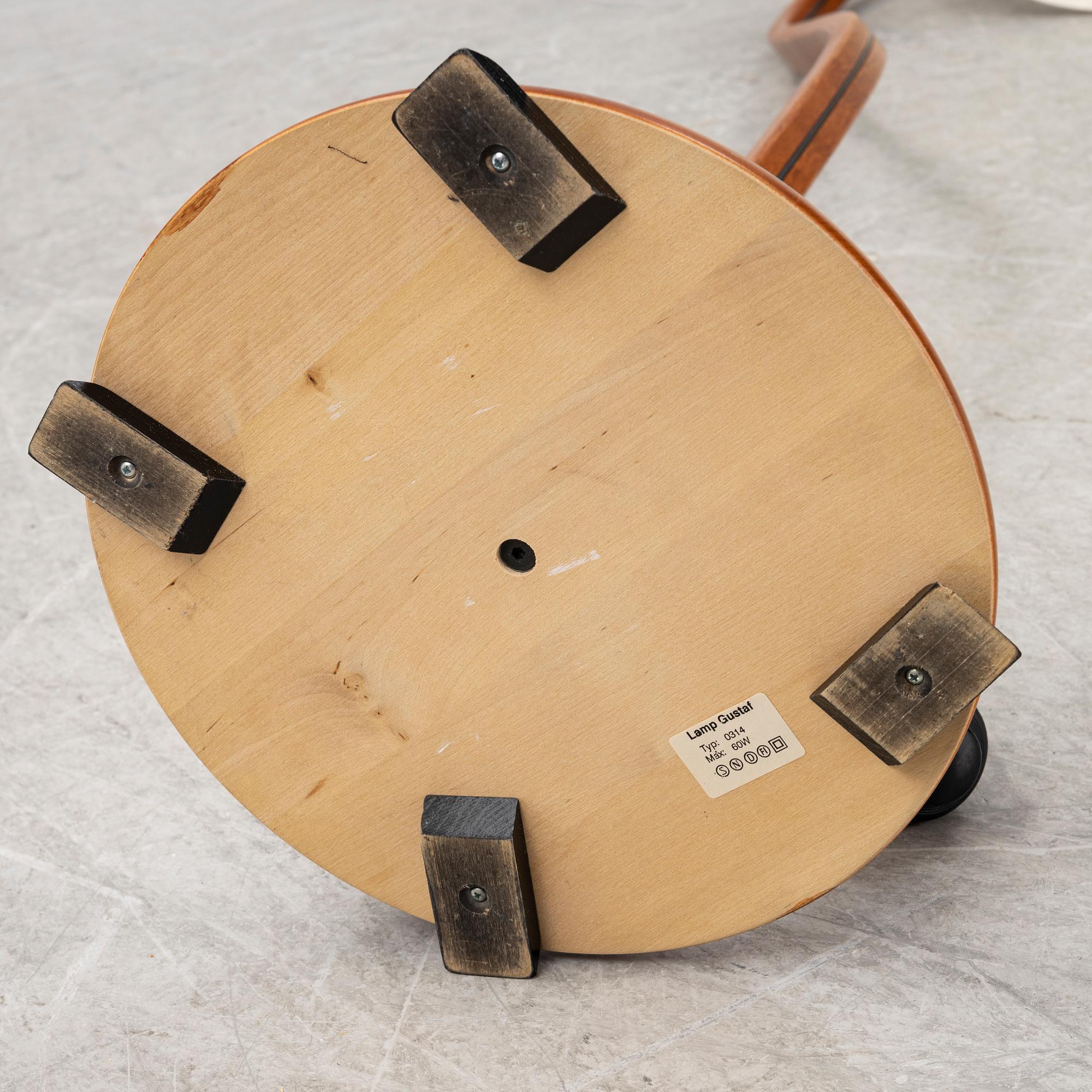 A floor lamp from Lamp Gutaf.