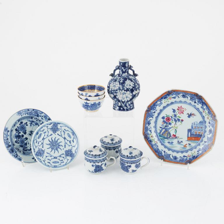 Nine pieces of Chinese porcelain, 18th-19th cetnury.