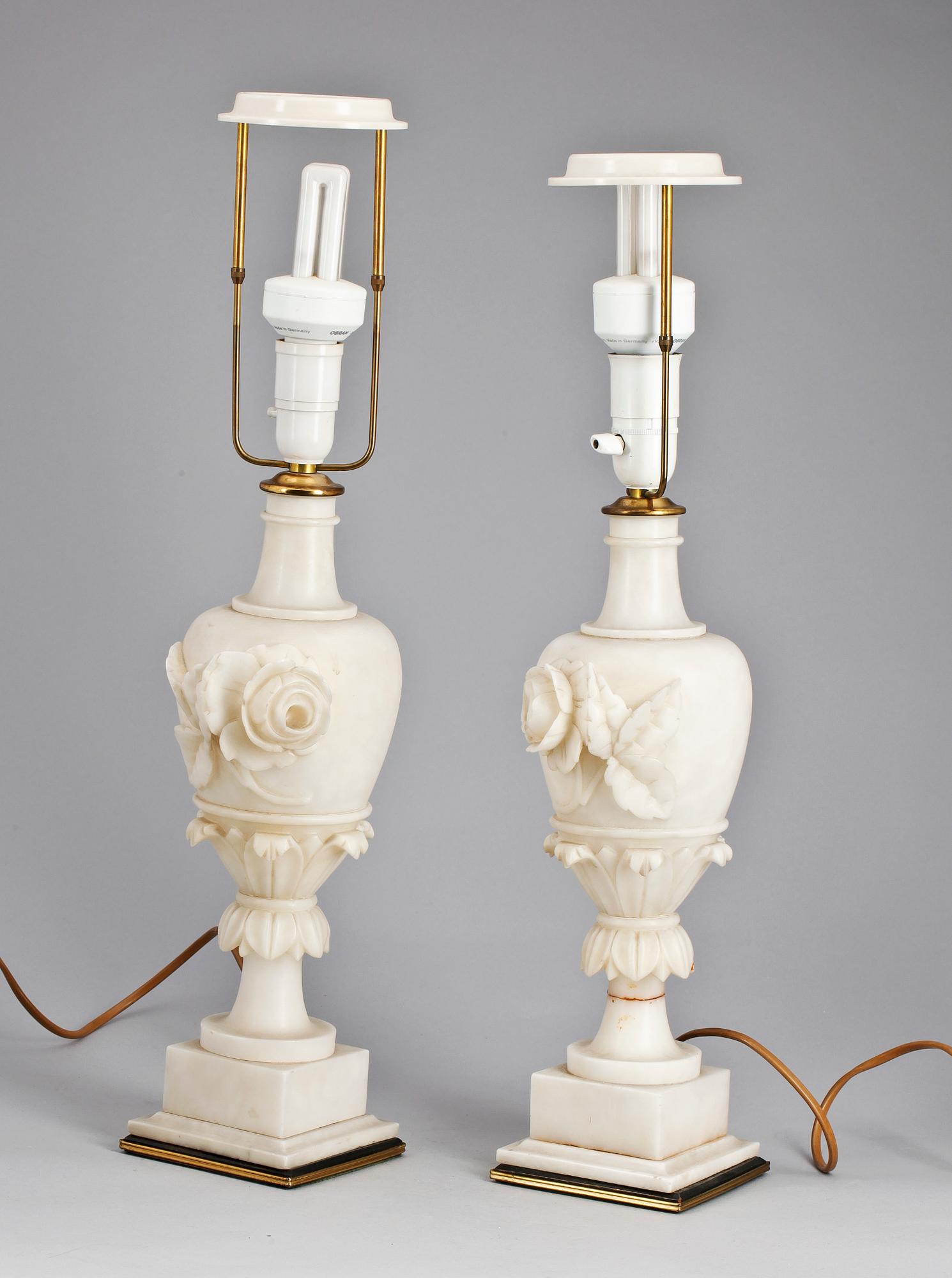 BORDSARMATURER, ett par, alabaster, 1900-tal.