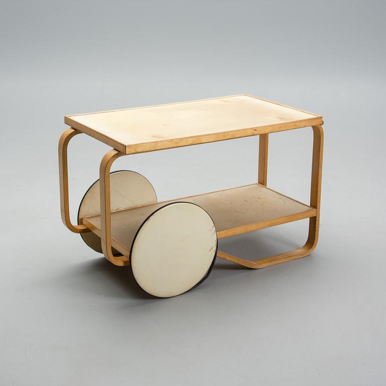 ALVAR AALTO, TEA TROLLEY 98. Manufactured by Oy Huonekalu- ja Rakennustyötehdas Ab, Turku. 1940´s.