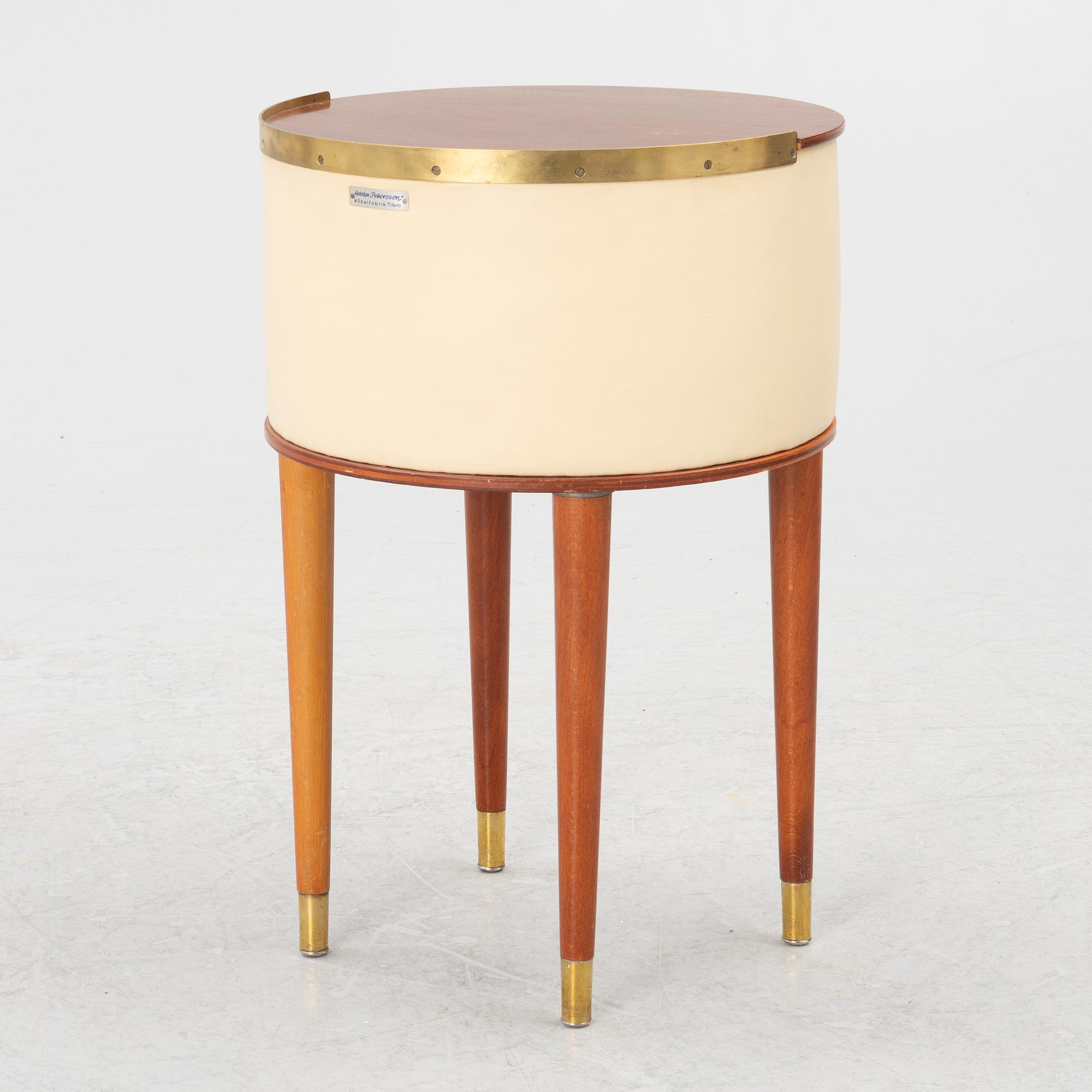 Sängbord, Halvdan Petterssons Möbelfabrik, Tibro, 1900-talets mitt.