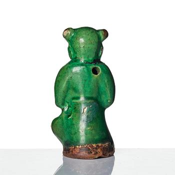 Vaser, två stycken, porslin. Qingdynastin, 1700-/1800-tal samt figurin/rökelshållare, keramik. Sen Mingdynasti.