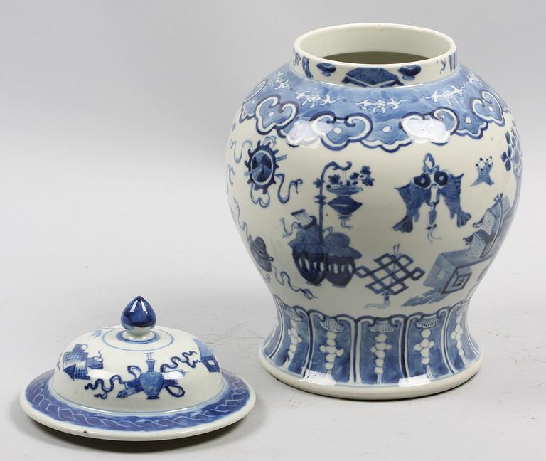 KRUKA med LOCK, porslin. Kina, Kangxi-stil 1800-tal.