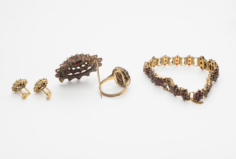 BROSCH, RING, ARMBAND, ÖRHÄNGEN, ett par, förgylld metall med granater samt pärlor.