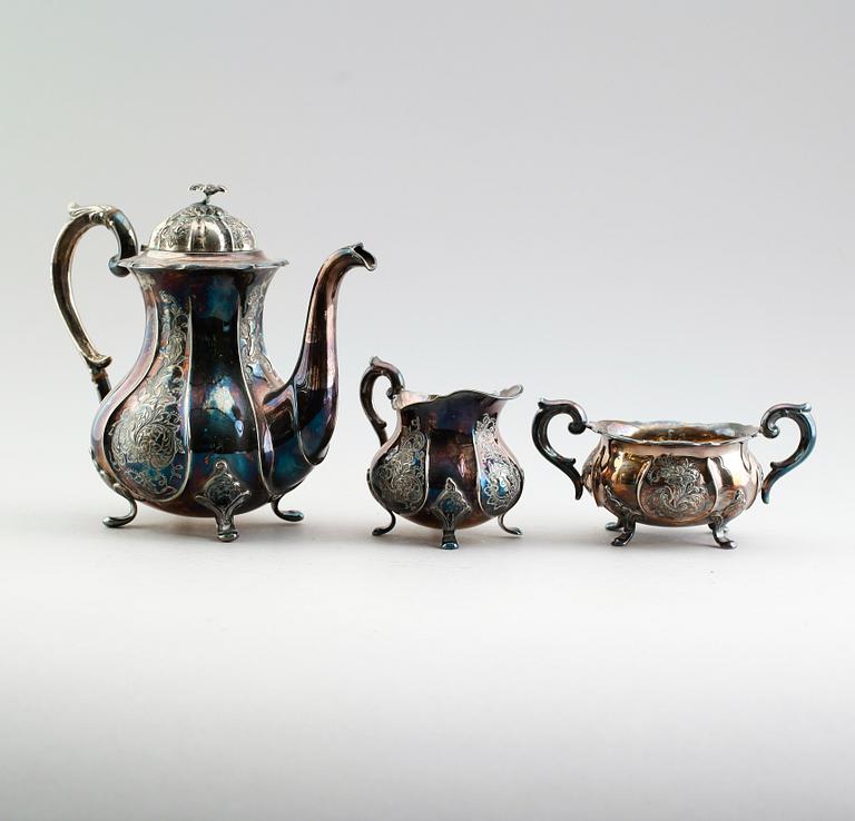 KAFFESERVIS, 3 delar, silver, svenska importstämplar, 1900-talets första hälft. Vikt ca 1105 gram.