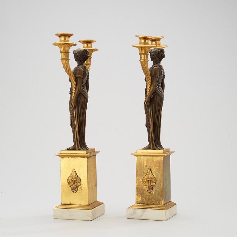 KANDELABRAR, för två ljus, ett par. Sengustavianska, omkring år 1800.