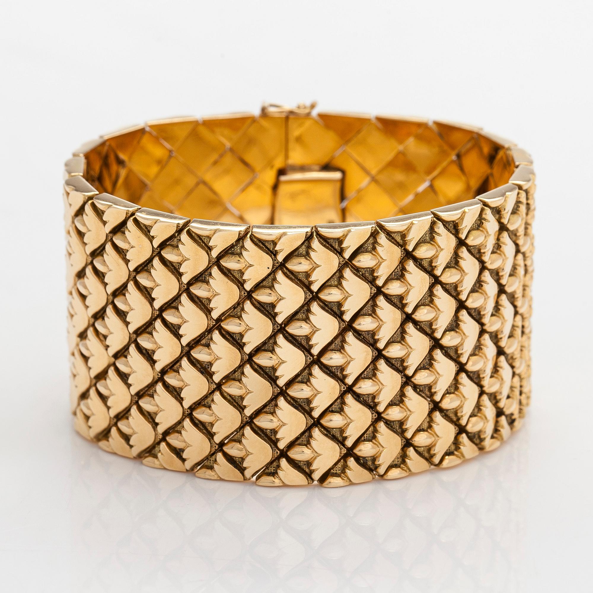 An 18K gold cuff bracelet, Italy.