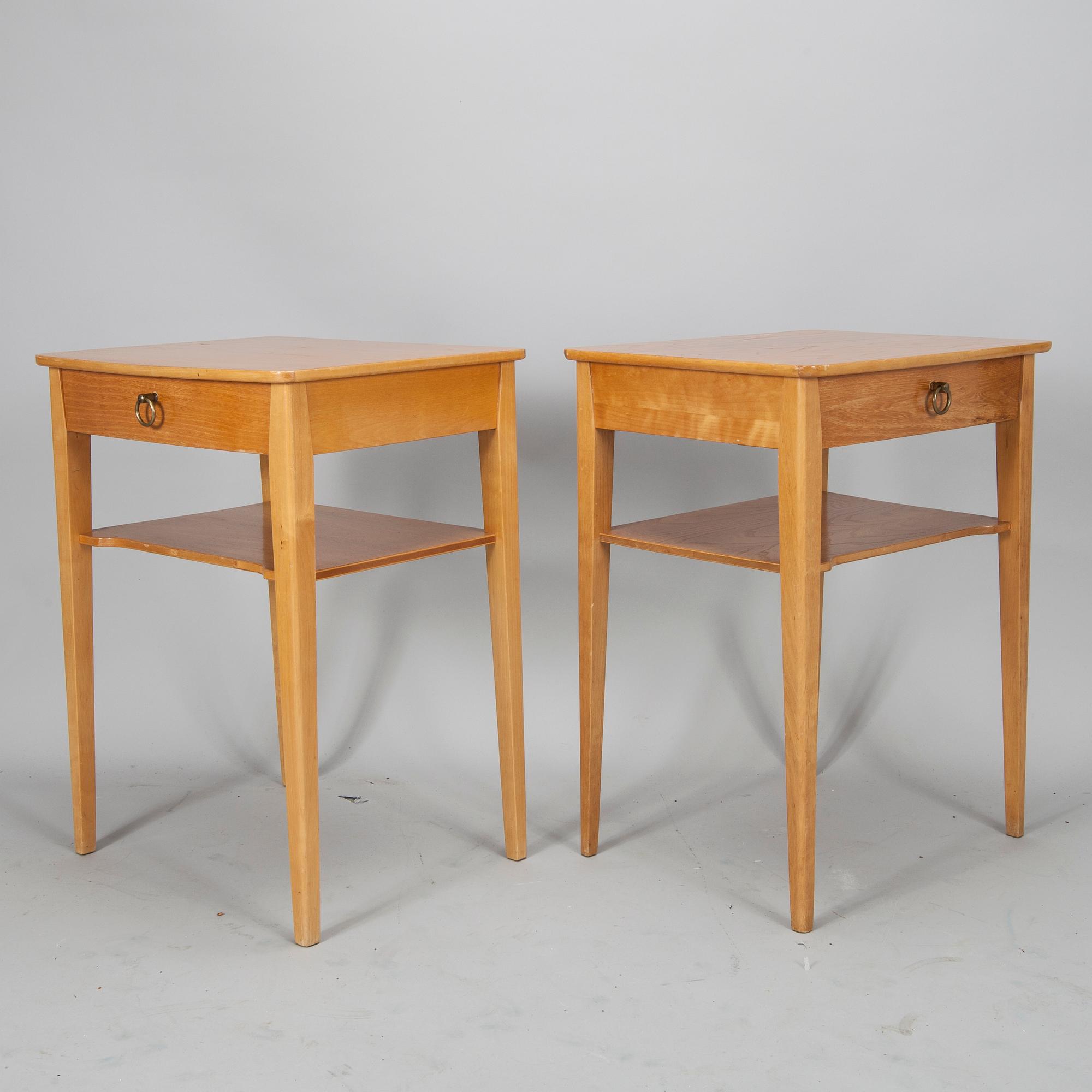 SÄNGBORD / NATTDUKSBORD, ett par, 1900-talets mitt.