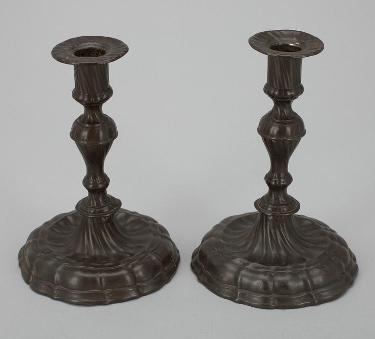 LJUSSTAKAR, ett par, tenn, rokoko, 1700-tal.