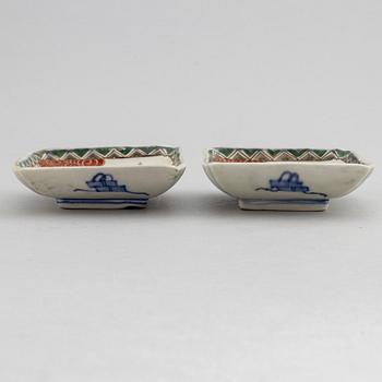 A pair of Japanese porcelain dishes, Meiji period (1868-1912).