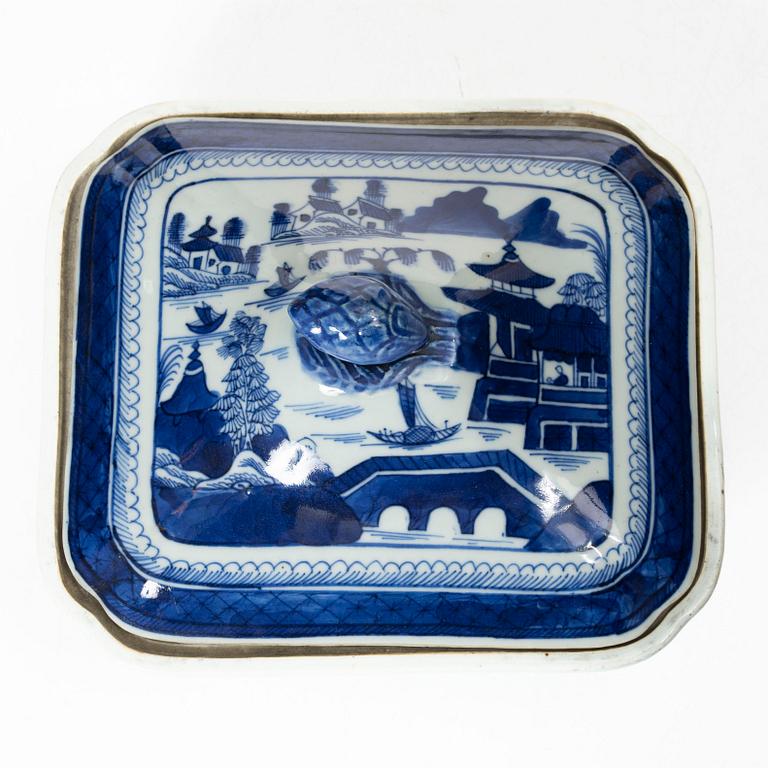 Terrin med lock, porslin Kina 1800-tal.