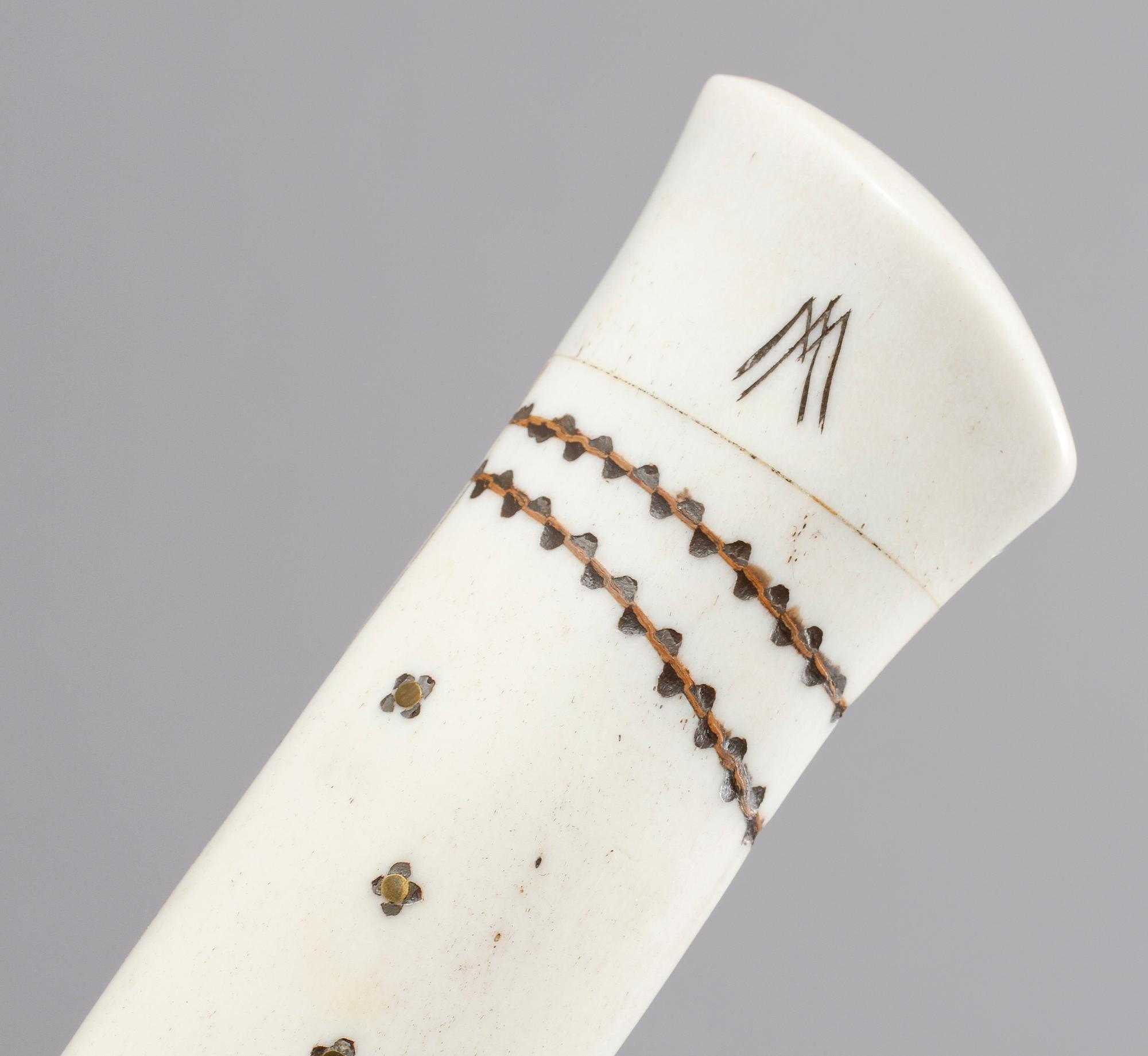 KNIVAR, 2 st, monogramsignerade MA? respektive R, 1900-tal.