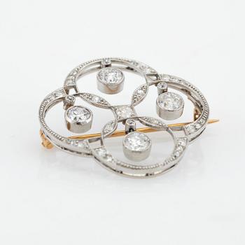 Brooch, 18k white gold openwork set with brilliant-cut diamonds.
