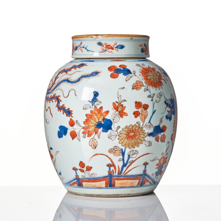 An imari jar with cover, Qing dynasty, Kangxi (1662-1722).