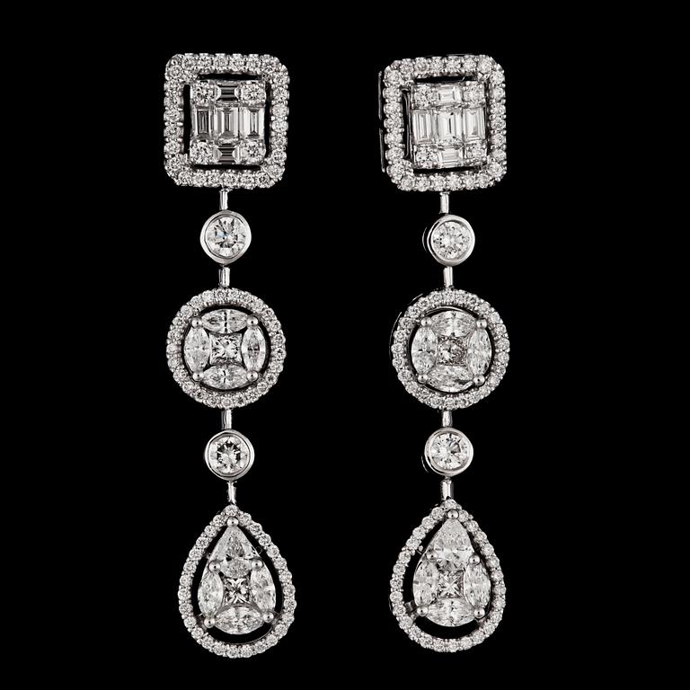 A pair of brilliant cut diamond earrings, tot. 2.50 cts.