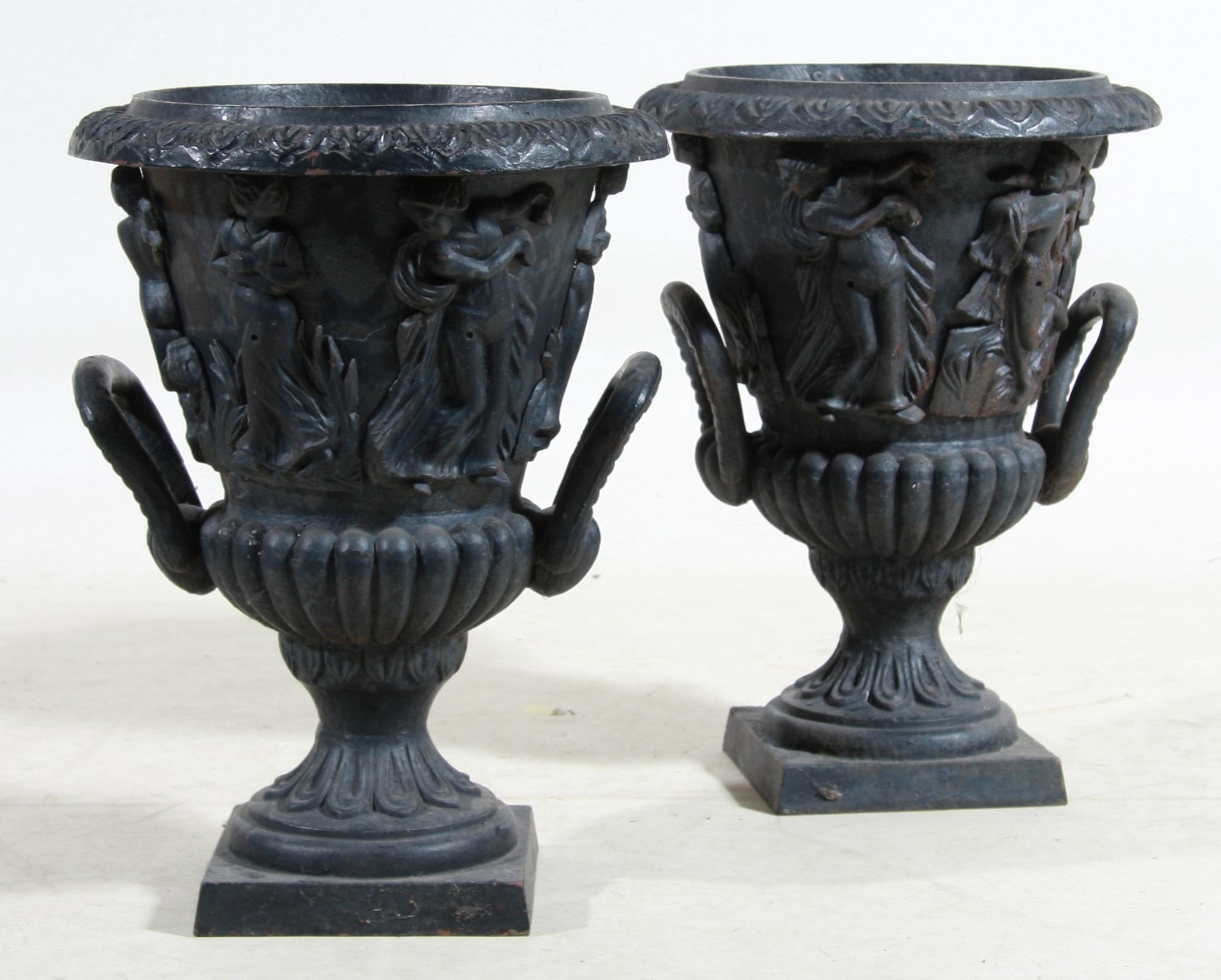 TRÄDGÅRDSURNOR, ett par, gjutjärn. 1900-talets slut.