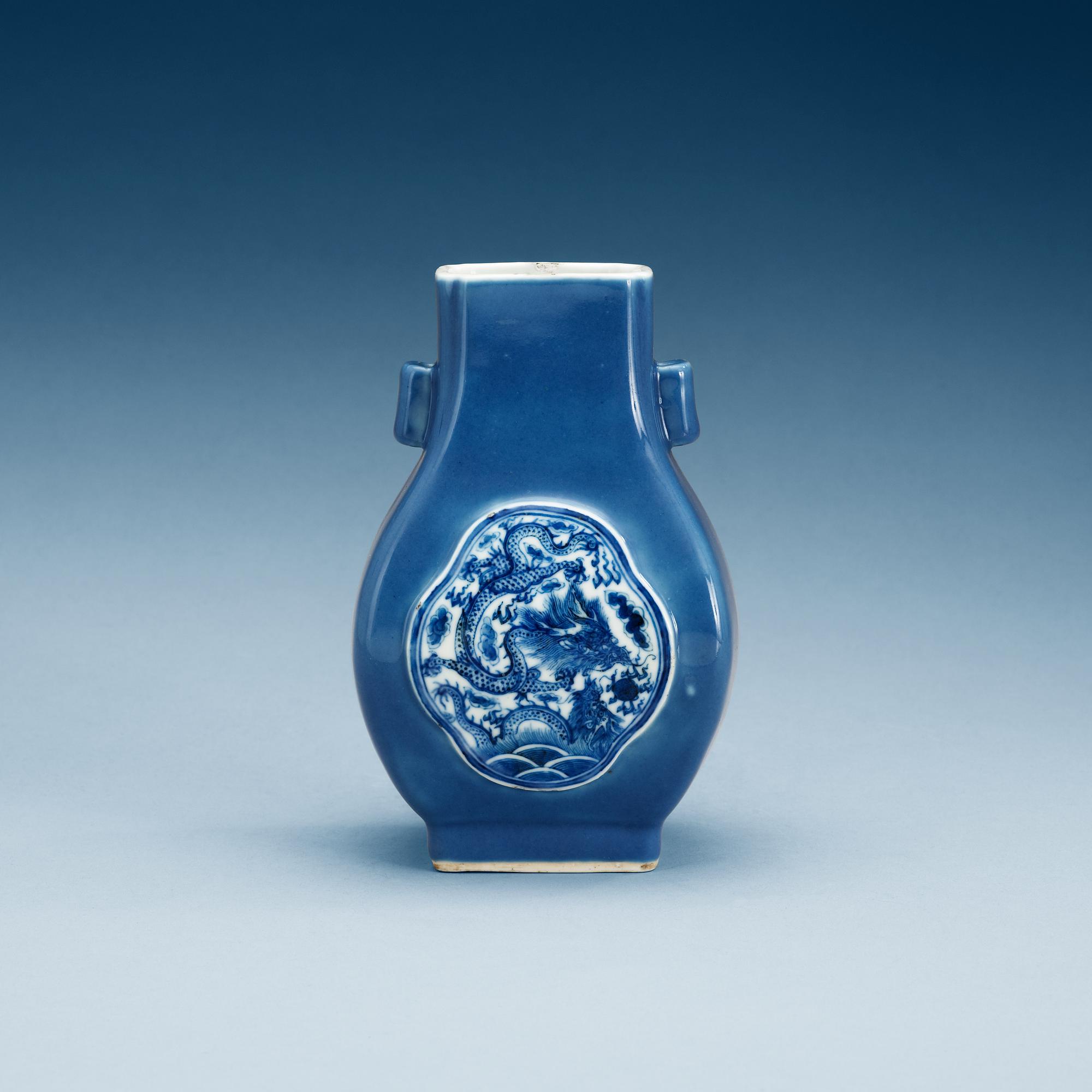 A blue and white vase, Qing dynasty, with Daoguangs seal mark.