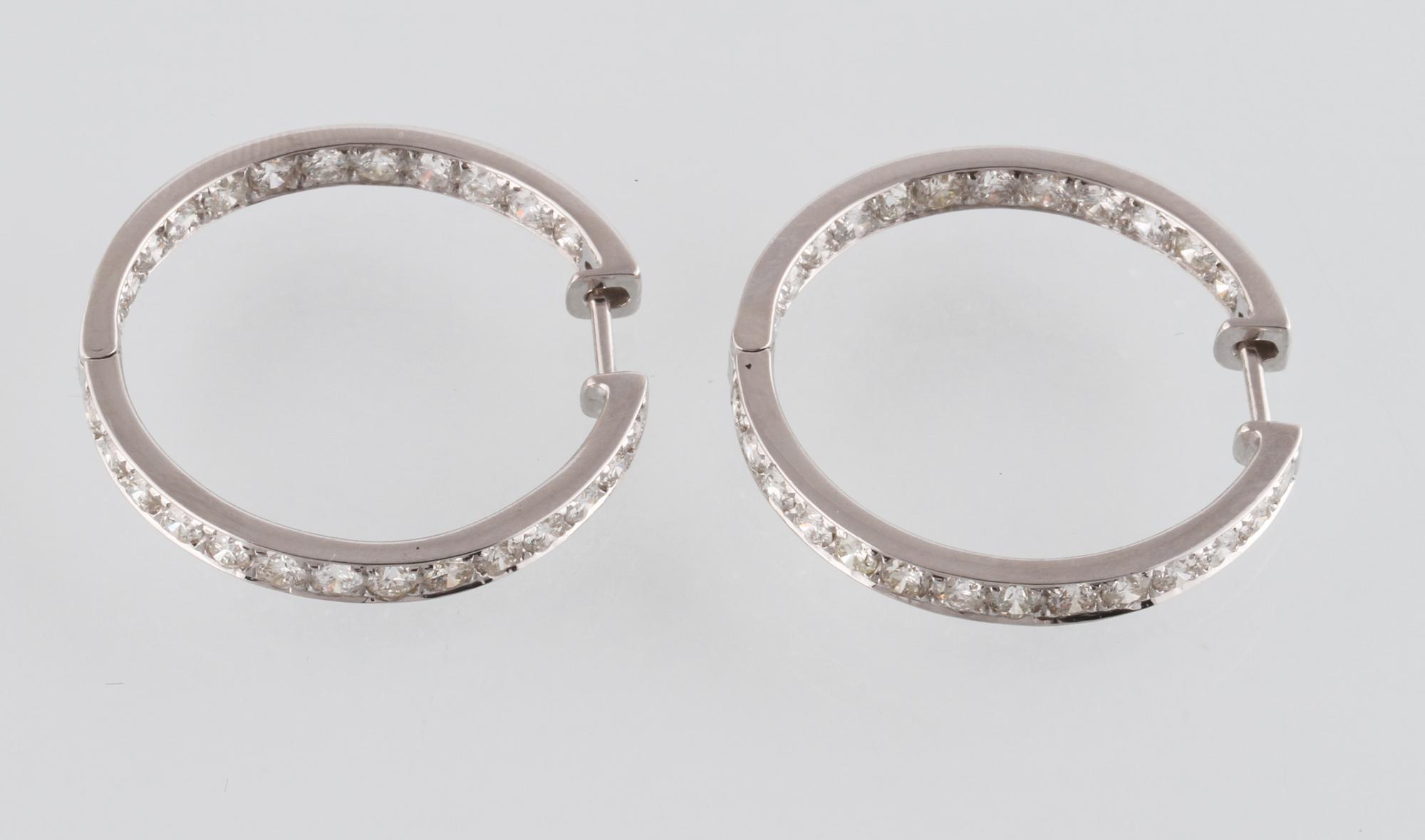 ÖRHÄNGEN, 18K vitguld med 52 briljantslipade diamanter ca 2,6 ct. Vikt 11,3 gram.