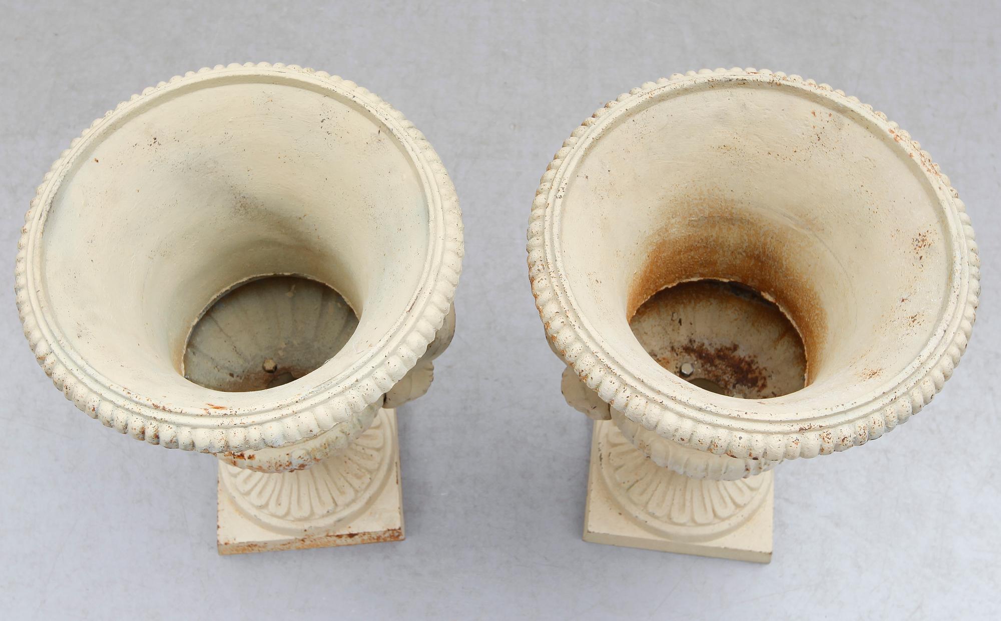 TRÄDGÅRDSURNOR, 1 par, gjutjärn, 1900-talets andra hälft.