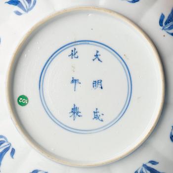 Fat, porslin. Qingdynastin, Kangxi (1662-1722).