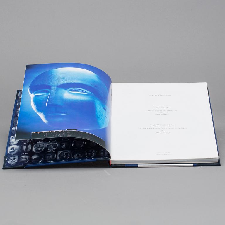 BERTIL VALLIEN, konstglas. "Huvud" signerad samt nr 7090002. Samt BOK "HUVUDBOK BERTIL VALLIEN".