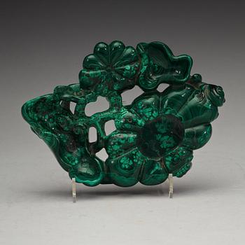 A malachite brush washer in the shape of lotus and lingzhi, Qing dynasty (1664-1912).