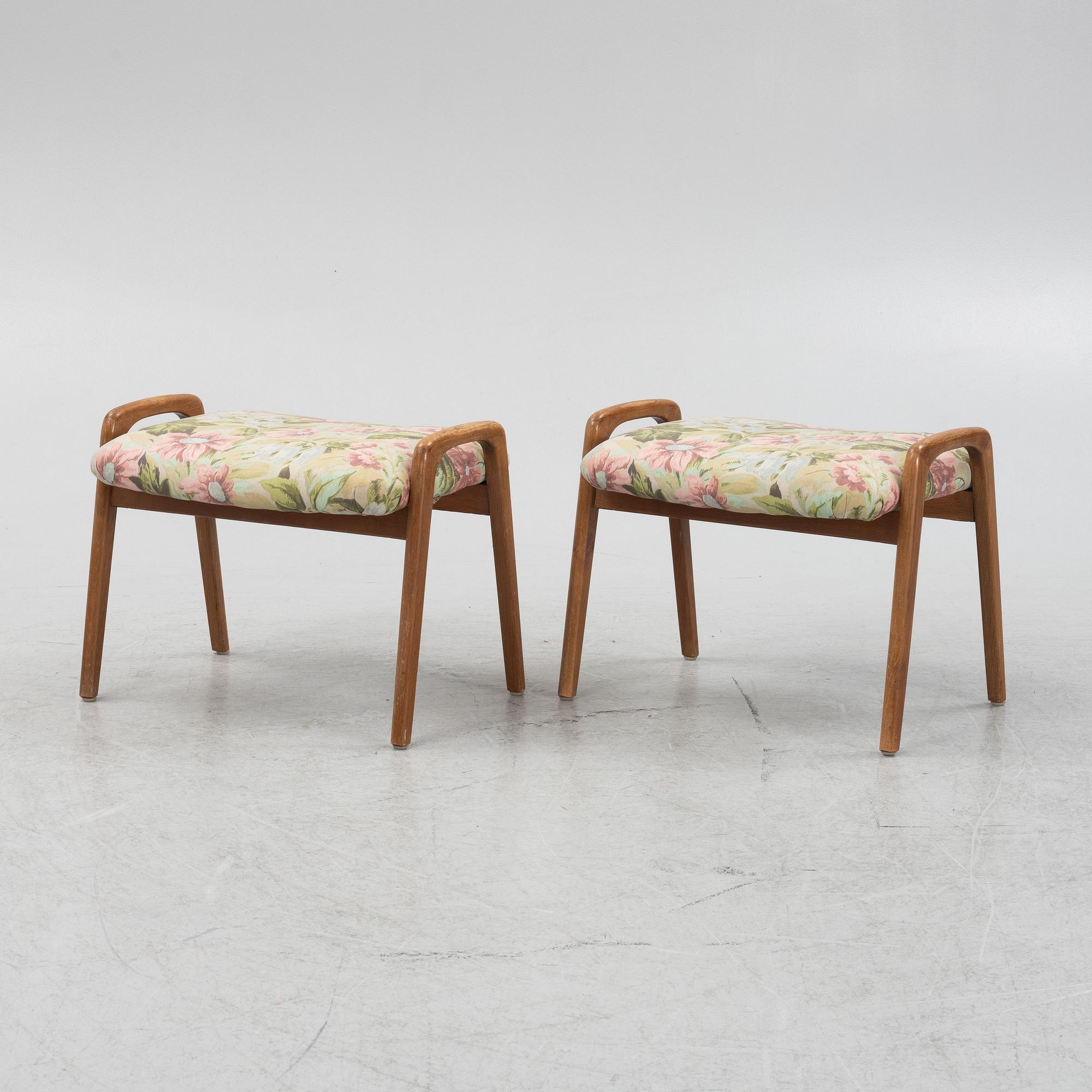 A pair of ottomans, 20th century.