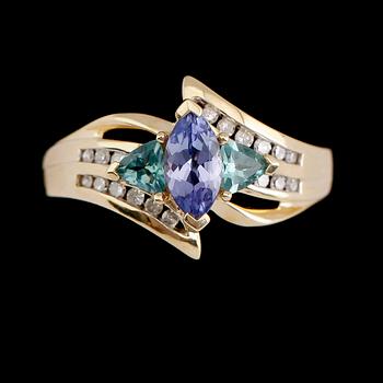 RING, 10 k guld, tanzaniter, peridoter och briljantslipade diamanter. Vikt ca 3,8 g.