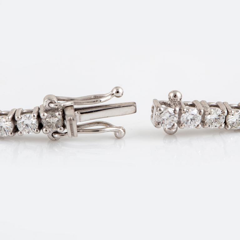 Brilliant-cut diamond tennis bracelet.