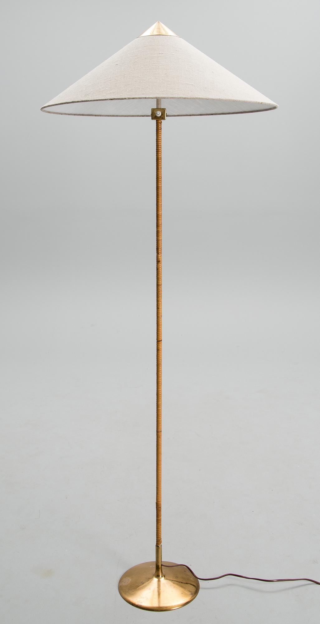 PAAVO TYNELL, GOLVLAMPA. Stämplad TT, Taito Oy, 9602. 1930-tal.