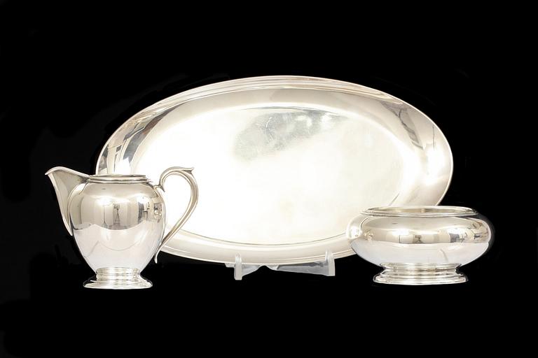 GRÄDDKANNA, SOCKERSKÅL samt BRICKA, sterlingsilver. 1900-talets andra kvartal. Tot vikt 519 g.