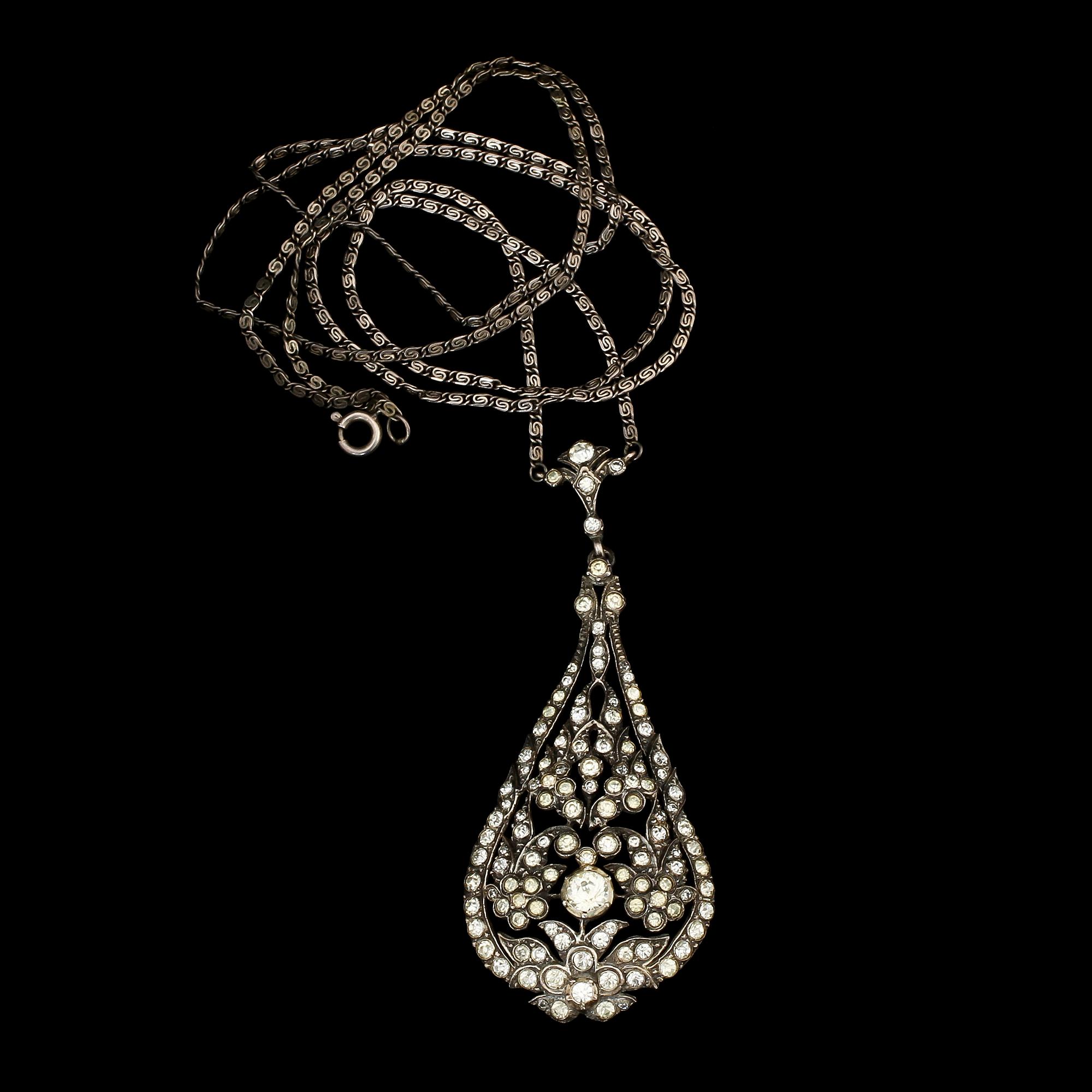 HALSBAND samt ÖRHÄNGEN, ett par, silver och fasettslipade stenar, importstmpl, omkring 1900. Vikt 35 g.