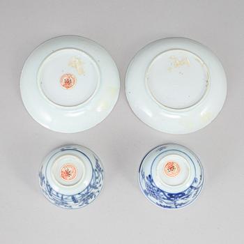 KOPPAR med FAT, ett par, porslin. Qingdynastin, Qianlong (1736-95).