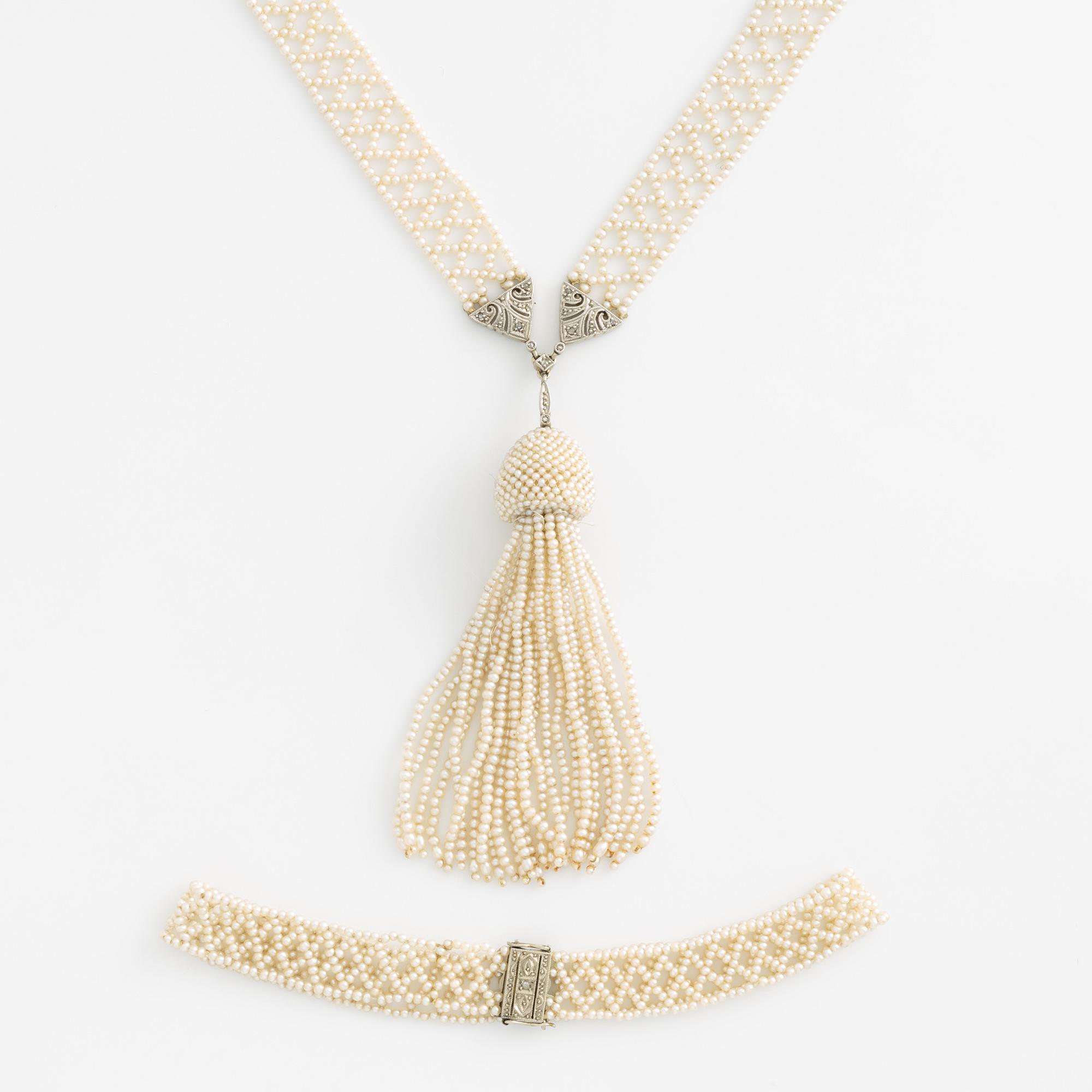 A seed pearl necklace and bracelet.
