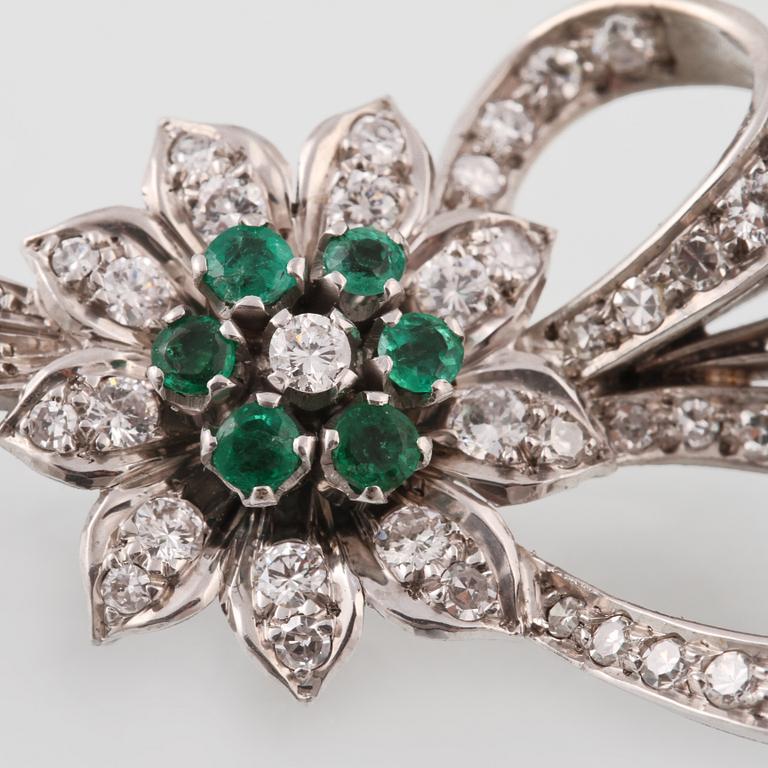 BROSCH, 18K vitguld med fasettslipade smaragder samt briljant och åttkantslipade diamanter ca 1.00 ct. Vikt 8,0 gram.