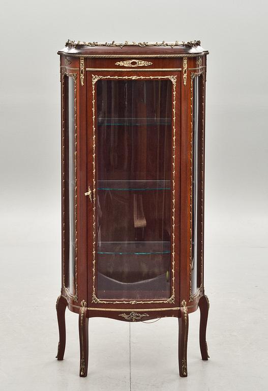 VITRINSKÅP, rokokostil. 1900-talets andra hälft.