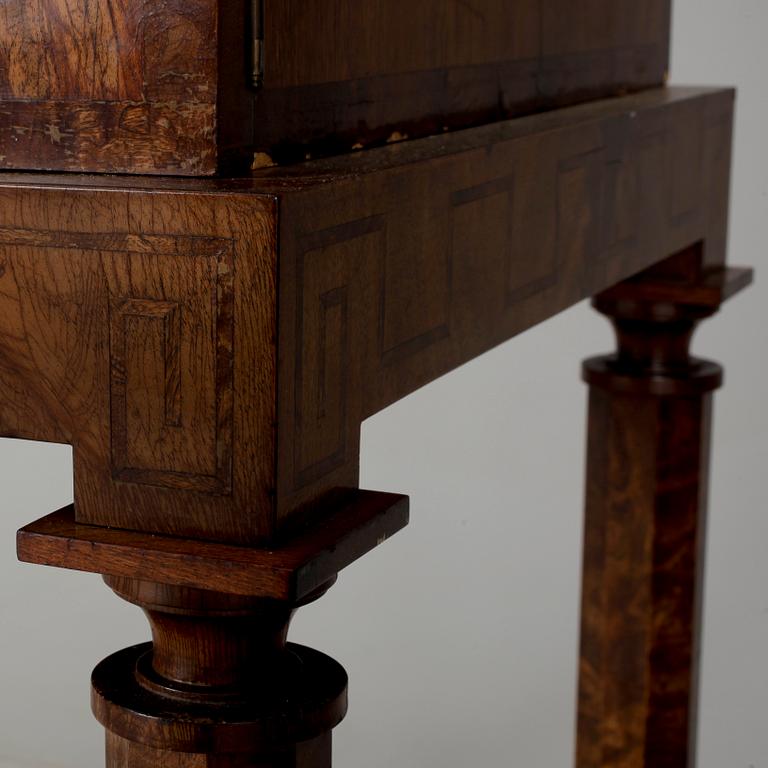 SKJORTSKÅP, 1900-talets första hälft.