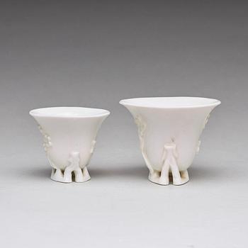 VINOFFERBÄGARE, två stycken, blanc de chine. Qingdynastin, Kangxi (1662-1722).