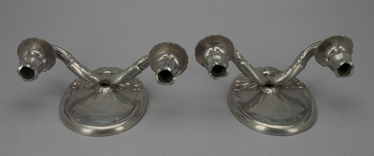 BORDSLAMPA, tenn samt glas, Ystad Tenn. LAMPETTER, ett par, tenn, 1920/30-tal.