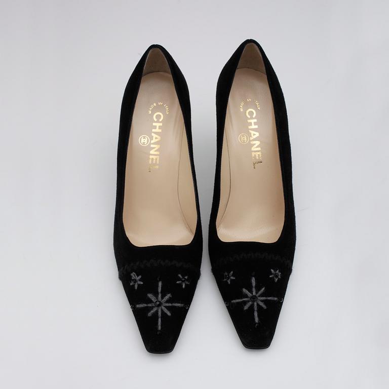 CHANEL, a pair of black lady's shoes.