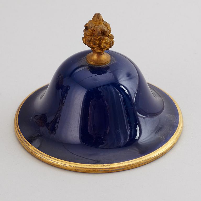 URNA med LOCK, porslin samt med bronsmontering. Med Sevresliknande märke, 1900-talets mitt.