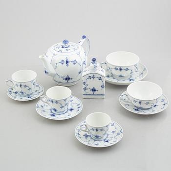 A teapot, a teacaddy and five cups with saucers, "Blue Fluted" / "Musselmalet", Royal Copenhagen, 1898-1923 and later.