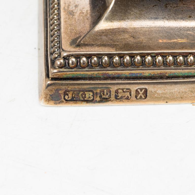 Hawksworth, Eyre & Co Ltd, a pair of silver candlesticks, Sheffield 1890.