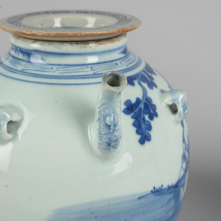 A porcelain teapot and urn with cover, China, Qing dynasty, 19th century.