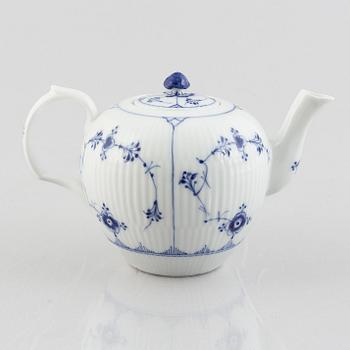 A 'Blue Fluted' / 'Musselmalet' porcelain teapot, Royal Copenhagen, model 251, 1898-1923.