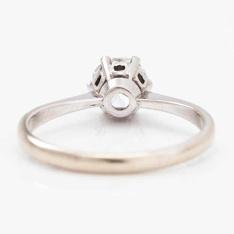 Ring, 14K vitguld och diamant ca 0.90 ct. Med intyg.