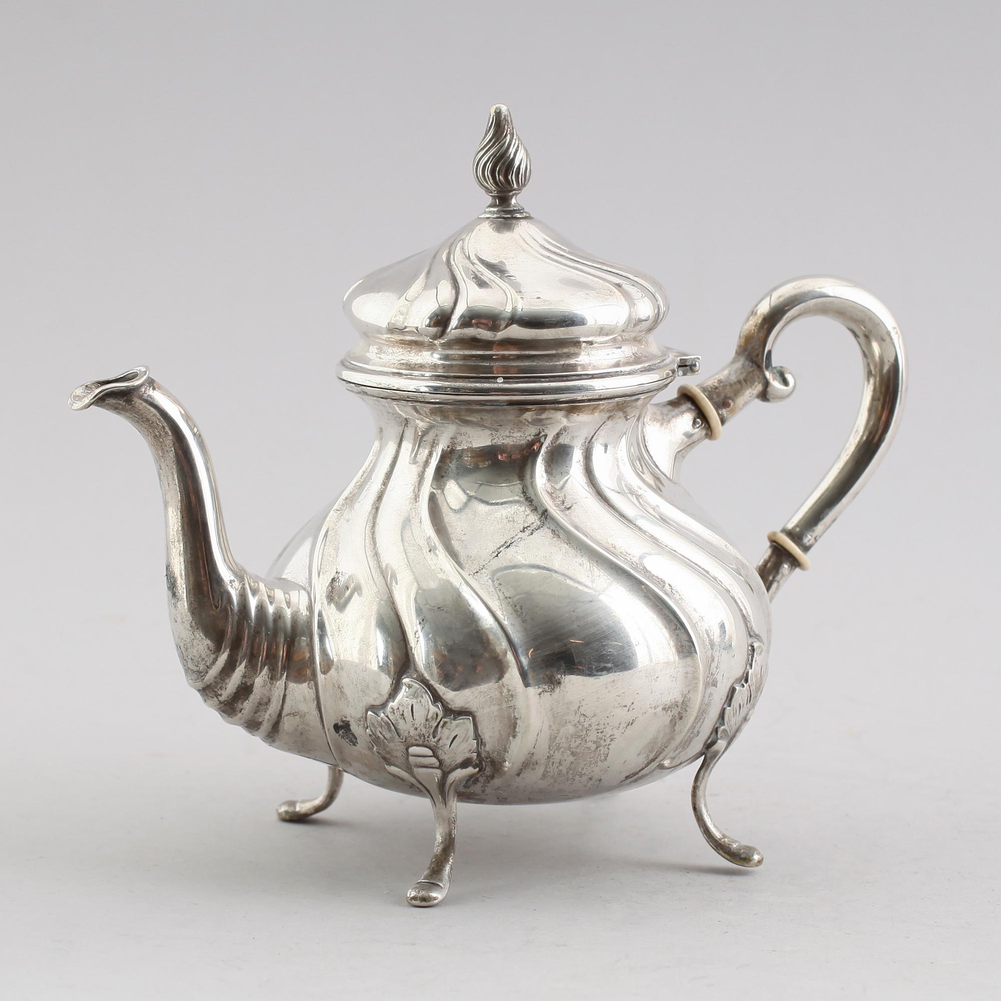 TEKANNA, silver, Danmark, 1900-talets första hälft. Vikt ca 459 gram.