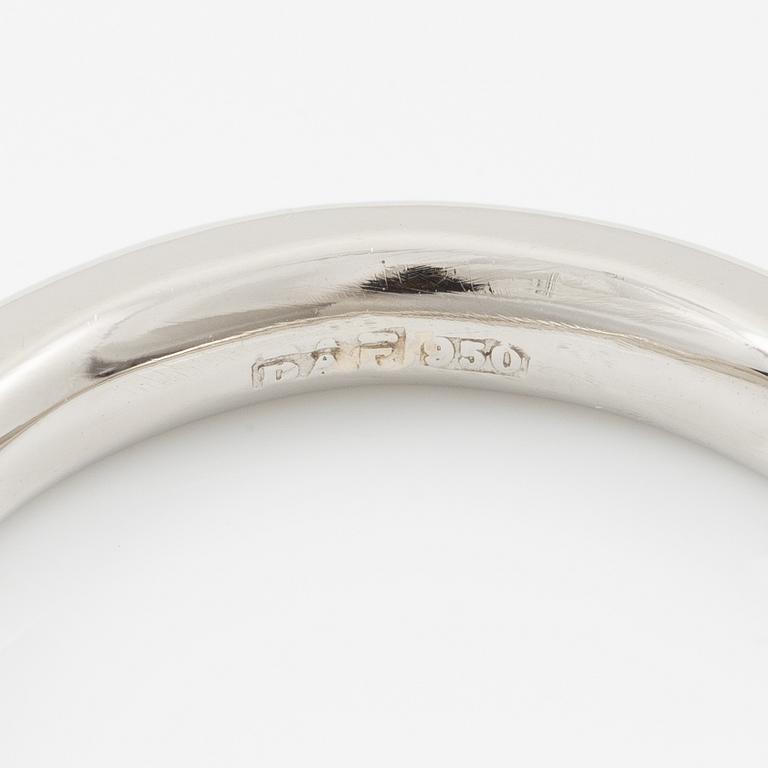 Alliance ring in platinum with round brilliant-cut diamonds, by Patrik af Forselles.